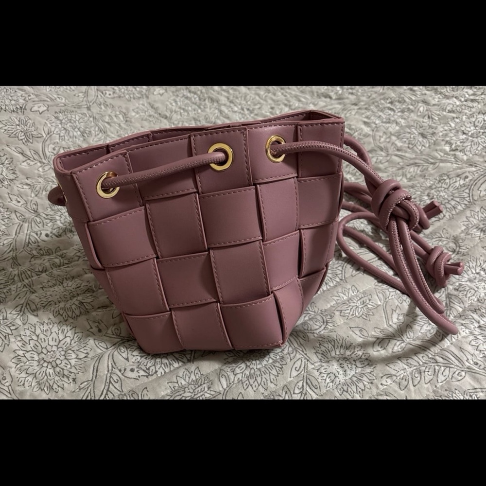 Elegant Mauve Woven Bucket Bag